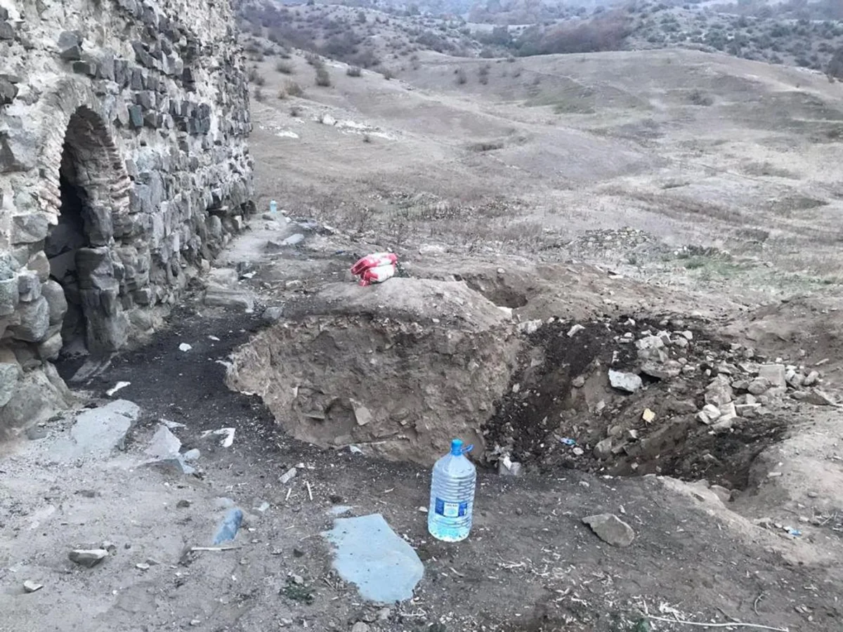В Дашкесане задержаны повредившие исторический памятник искатели кладов