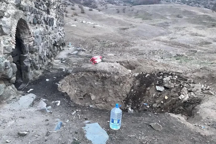 В Дашкесане задержаны повредившие исторический памятник искатели кладов