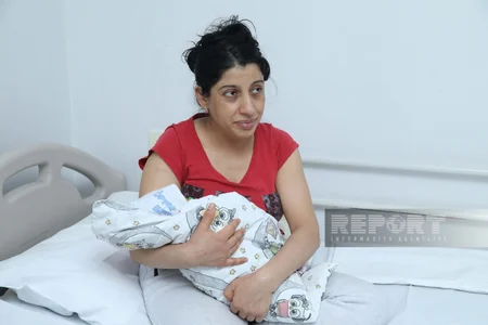 Dördgünlük körpəsi ilə zəlzələ bölgəsindən gələn qadın: Güclə canımızı qurtardıq