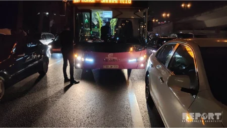 Bakıda sərnişin avtobusu minik avtomobili ilə toqquşub - FOTO