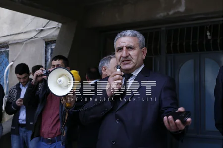 ​Müsavatın bir qrup üzvü partiya qərargahı qarşısında etiraz aksiyası keçirib - FOTO