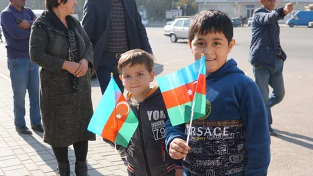 Parlament jurnalistləri cəbhə bölgəsində bayraq aksiyası keçiriblər - FOTOREPORTAJ