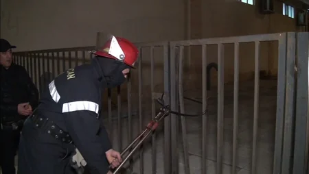 Bakıda süni maneə səbəbindən yanğın avtomobillərinin yaşayış binasına yaxınlaşa bilməməsi müəyyən edilib