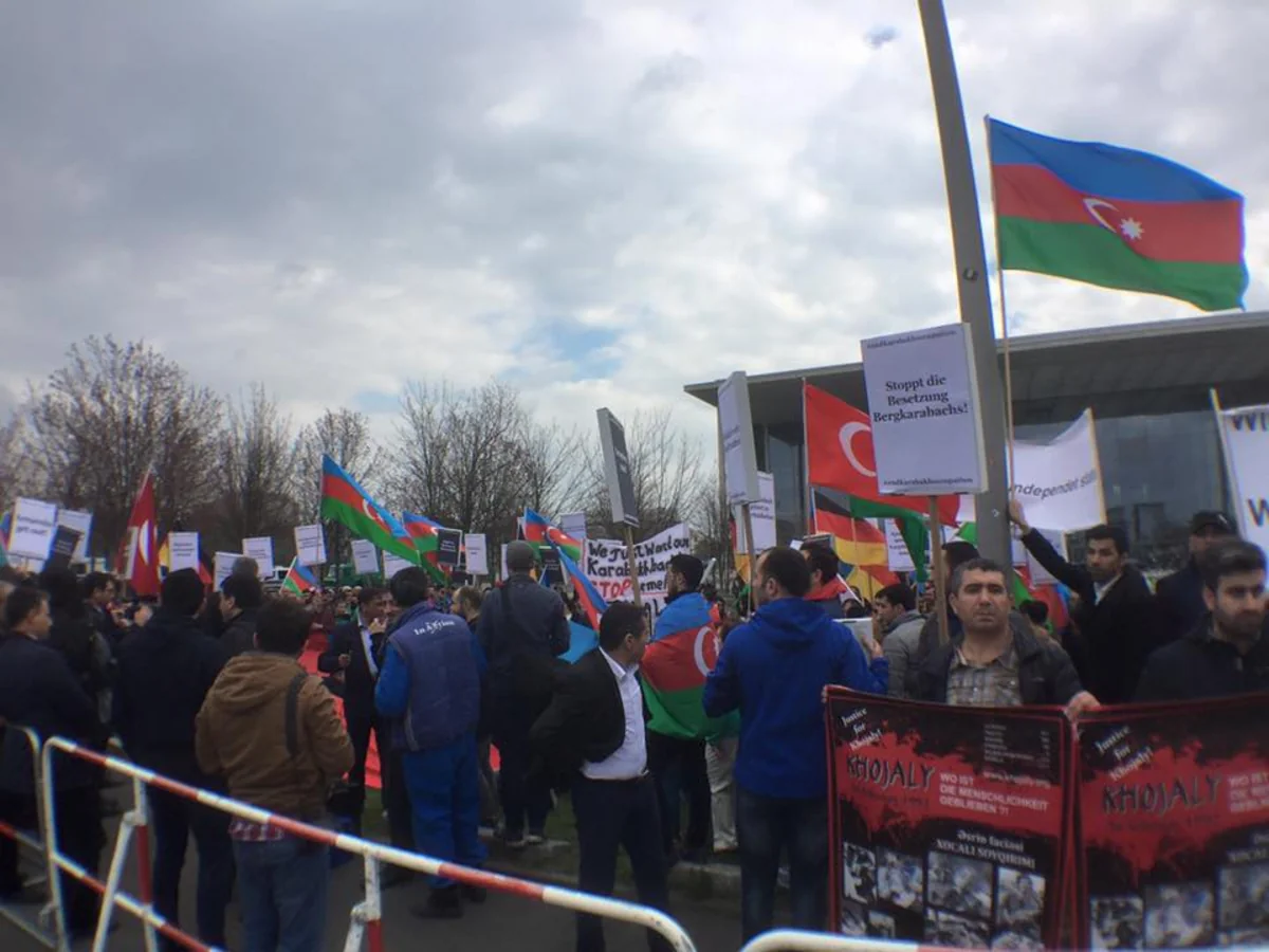 Азербайджанцы в Берлине встретили Саргсяна лозунгами Карабах наш! - ВИДЕО