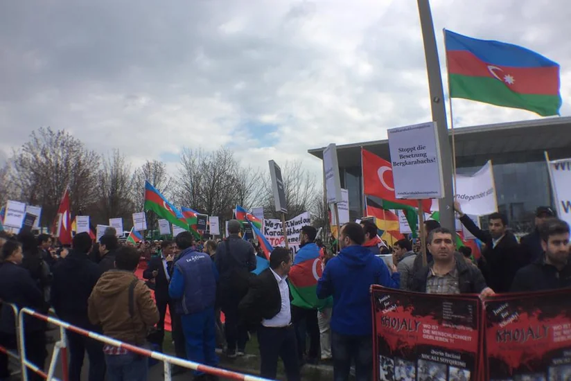Азербайджанцы в Берлине встретили Саргсяна лозунгами Карабах наш! - ВИДЕО