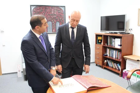 Səfir Litva Milli Kitabxanasına Azərbaycanla bağlı kitablar bağışlayıb