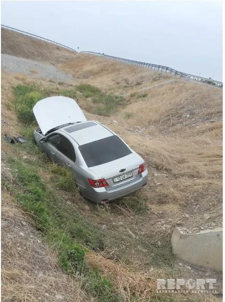 Kürdəmirdə avtomobil yoldan çıxaraq aşıb - FOTO