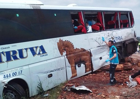 Türkiyədə turistləri daşıyan avtobus qəzaya uğrayıb, 8 nəfər ölüb, 20-si yaralanıb