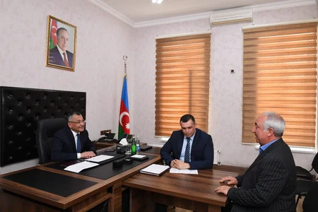 Rövşən Rzayev vətəndaşları qəbul edib