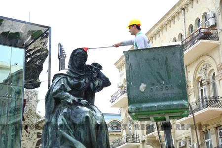 Bakıda heykəllər yuyulur
