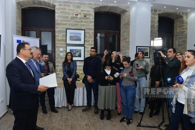 В Баку открылась фотовыставка Замки Европы