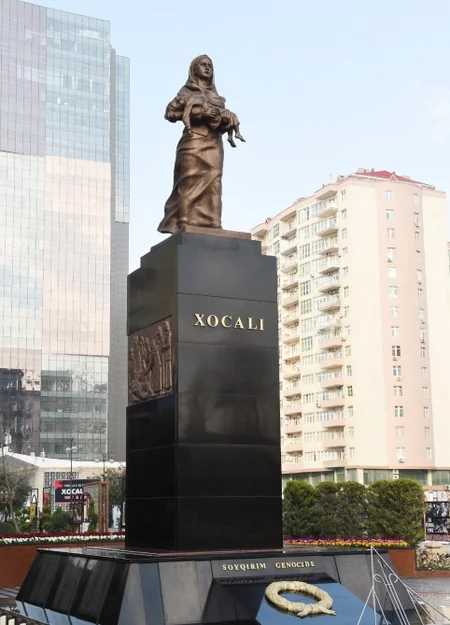 Azərbaycan Prezidenti Xocalı soyqırımı qurbanlarının xatirəsinə ucaldılmış abidəni ziyarət edib