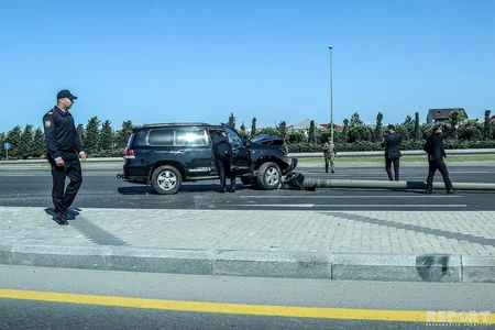 Bakıda avtomobil işıq dirəyini yerindən qoparıb - FOTO