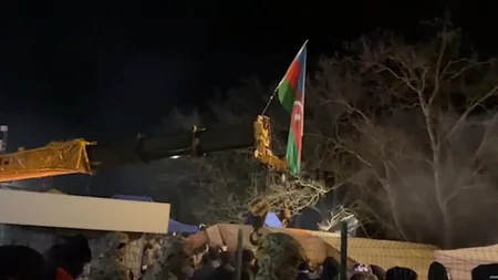Xankəndi yolunun üzərində növbəti dəfə Azərbaycan bayraqları dalğalandırılıb