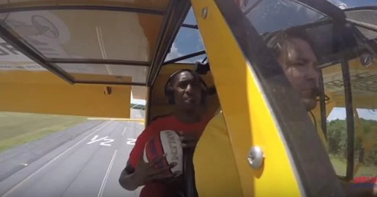 American basketball player threw the ball into ring from plane