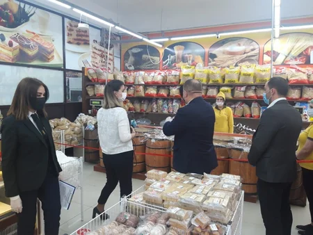AQTA ərzaq satışı məntəqələrində monitorinqləri davam etdirir