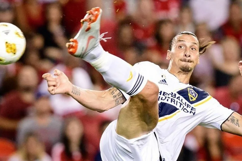 Milan İbrahimoviçin agenti ilə danışıq aparır