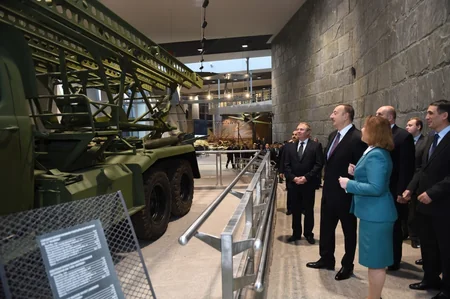 Prezident İlham Əliyev Belarus Dövlət Böyük Vətən Müharibəsi Tarixi Muzeyi ilə tanış olub