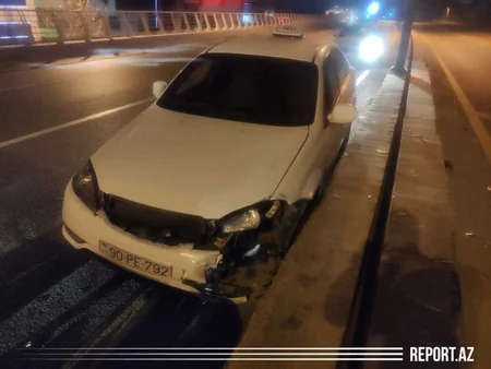 Bakıda təkəri partlayan avtomobil qəzaya uğradı - FOTO