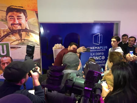 В “CinemaPlus Xəmsə коллектив Kəklikotu раздал автографы