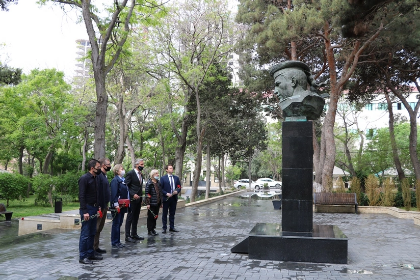 В Баку состоялась церемония возложения цветов к Монументу памяти 1941-1945 годы