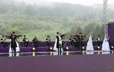 İlham Əliyev və Mehriban Əliyeva Şuşada Beynəlxalq Folklor Festivalının açılışında iştirak ediblər - YENİLƏNİB