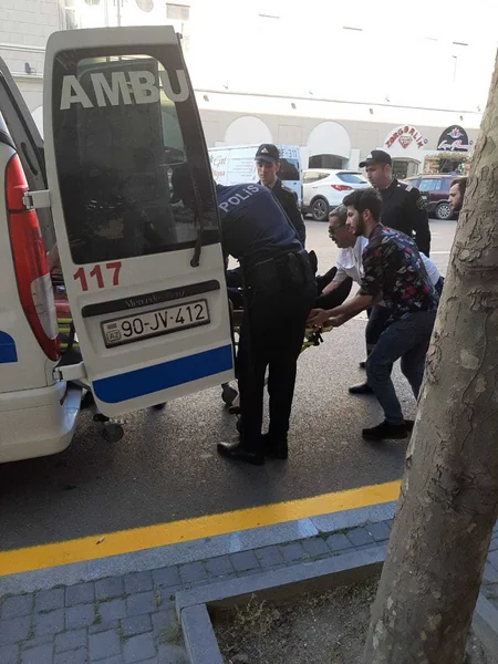 Bakıda halı pisləşən şəxs polis əməkdaşlarının köməkliyi ilə xəstəxanaya çatdırılıb