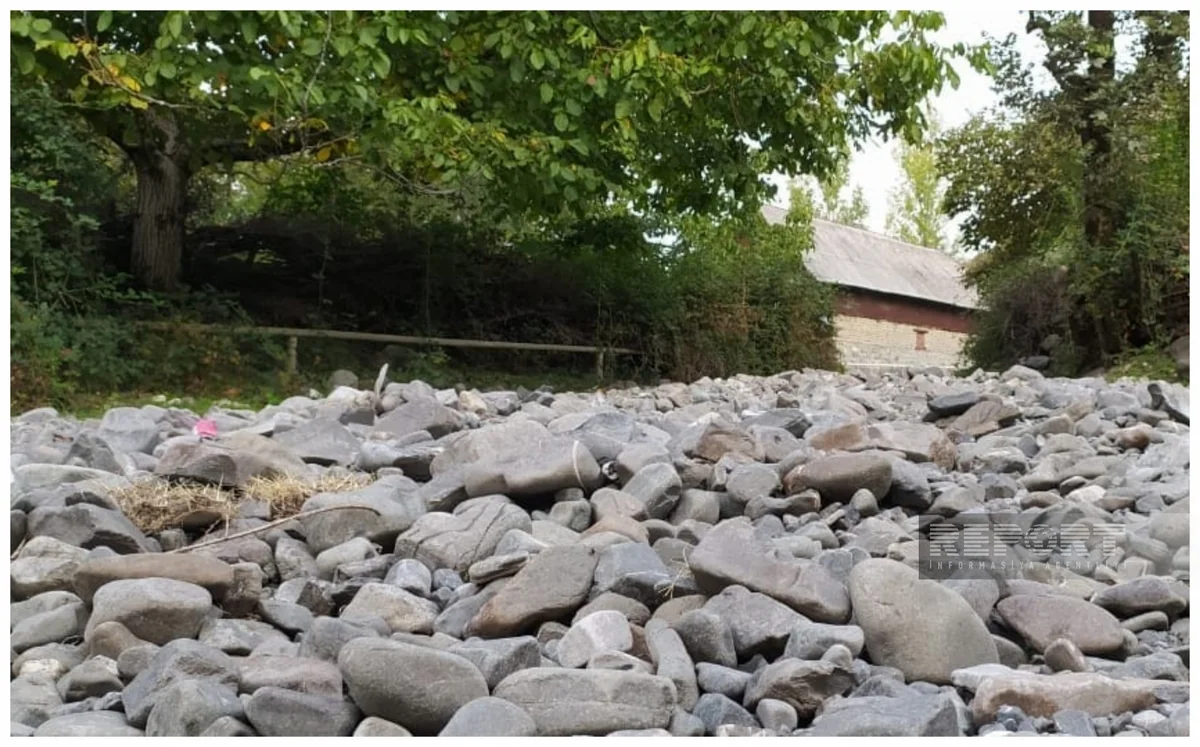 Oğuzda kənd yolu bərbad vəziyyətə düşüb