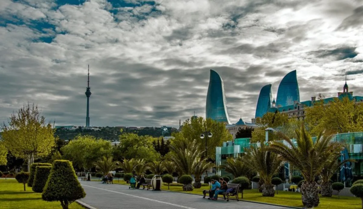 Azərbaycanda parklarda gəzmək qadağan edildi