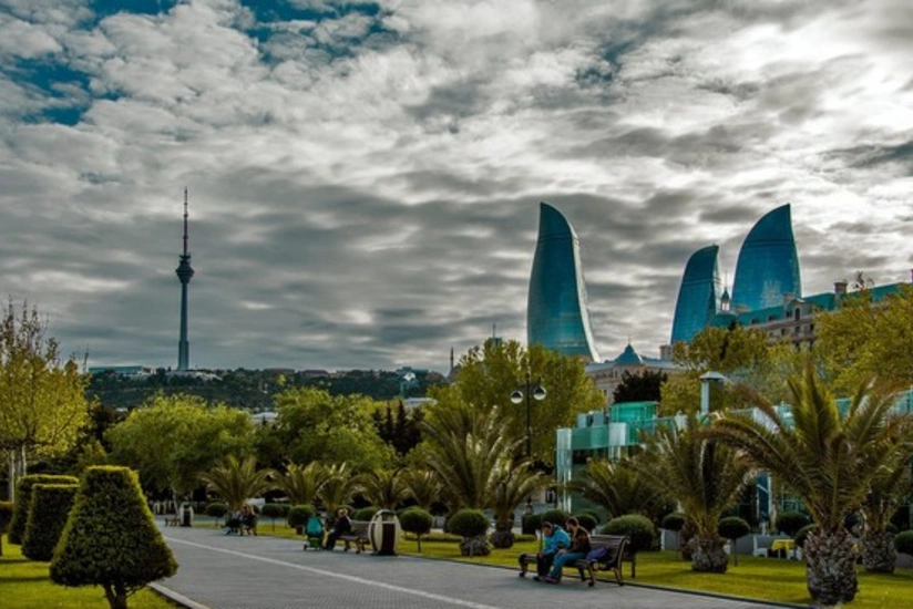 Azərbaycanda parklarda gəzmək qadağan edildi
