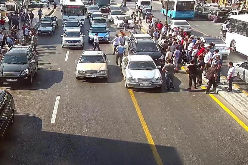 Bakının Qara Qarayev prospektində yol qəzası baş verib