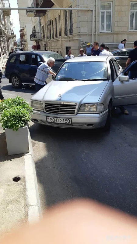 Bakıda iki avtomobil toqquşub - FOTO