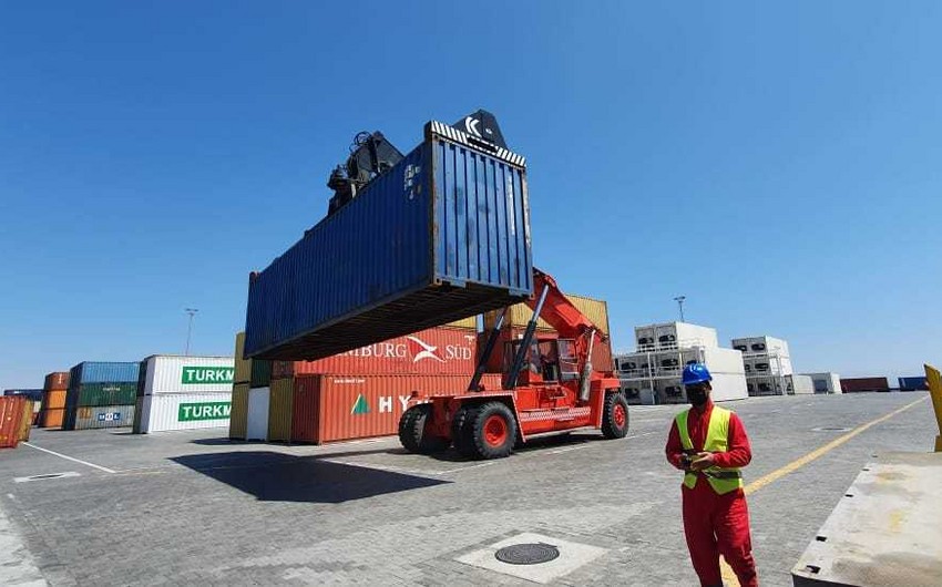 Çindən Türkiyəyə gedən yük qatarı Bakı limanından keçib