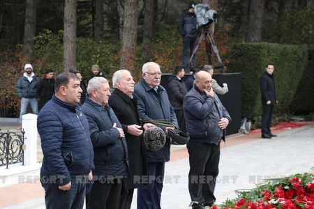 Azərbaycan xalqı Heydər Əliyevin xatirəsini yad edir - FOTOREPORTAJ