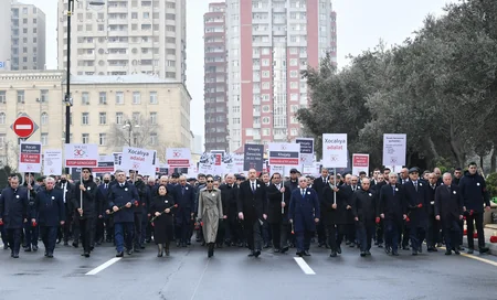 Xocalı soyqırımının 30-cu ildönümü ilə əlaqədar Bakıda ümumxalq yürüşü keçirilib,  İlham Əliyev və Mehriban Əliyeva yürüşdə iştirak edib