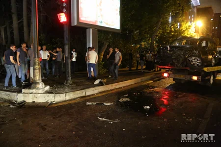 Bakıda maşın işıqforun qırmızı işığında keçərək qəza törədib, 2 nəfər yaralanıb - FOTO - VİDEO