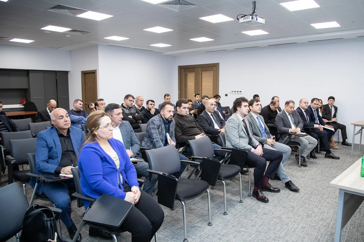 Aqrar Kredit və İnkişaf Agentliyində kənd təsərrüfatı texnikası və damazlıq heyvan təchizatçıları ilə görüş keçirilib