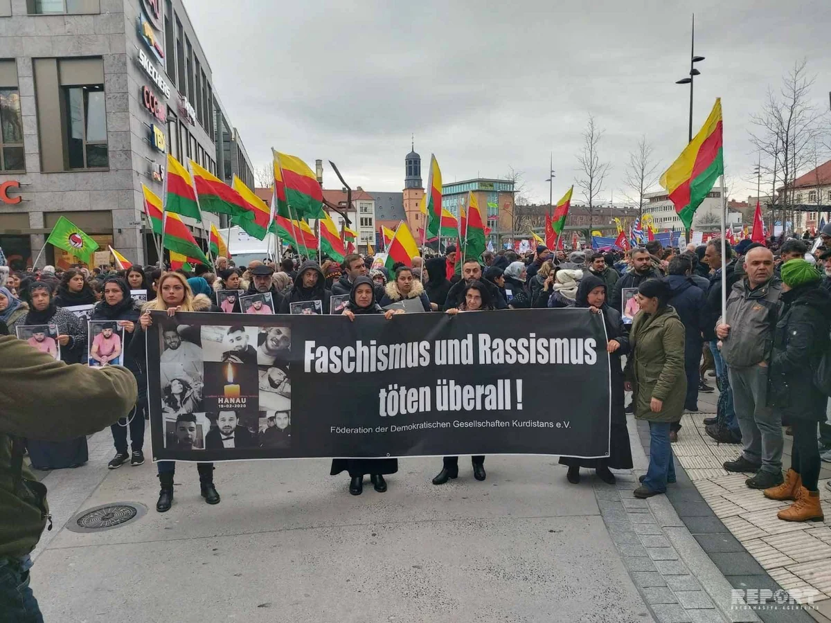 Almaniyada minlərlə insan irqçi terroru lənətlədi - FOTO