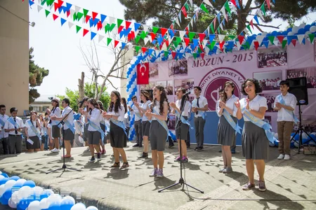 Bakı məktəbində Son zəng - FOTOREPORTAJ