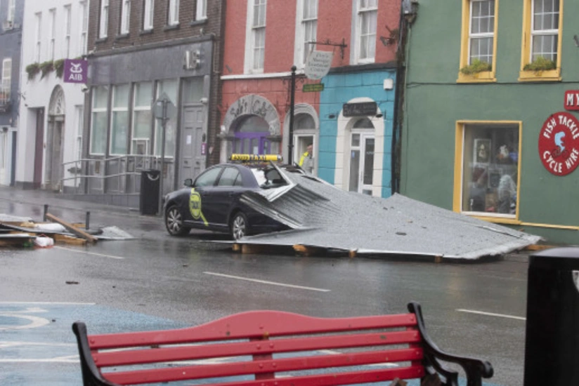 Ofeliya qasırğası Böyük Britaniyada minlərlə evi elektriksiz qoyub