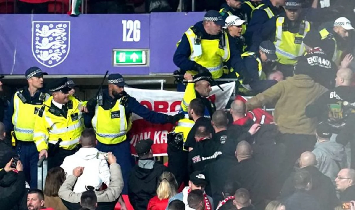FIFA azarkeşlərin polislə davasına görə Macarıstanı cərimələyib
