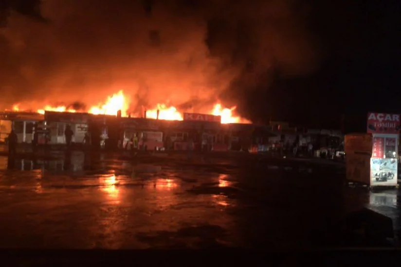 Во время пожара на автомобильном рынке отравились 5 человек