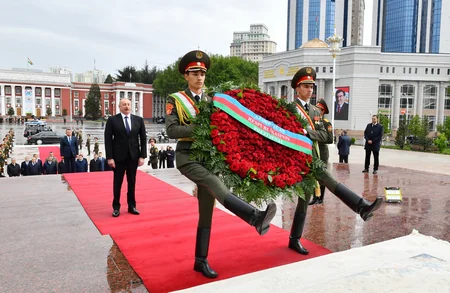 President Ilham Aliyev visits statue of Ismoil Somoni in Dushanbe