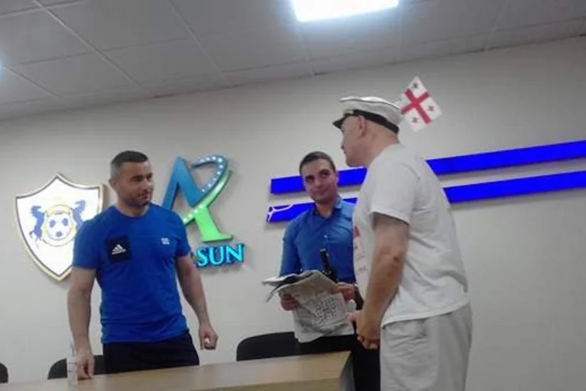 Главному тренеру Карабаха Гурбану Гурбанову подарили вино