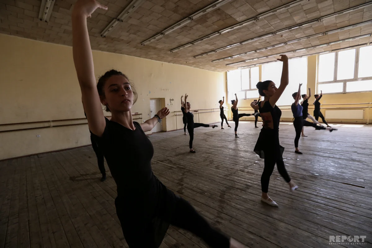Musiqi səsləri, dəhlizdə gəzişən kiçik balerinalar - REPORTAJ