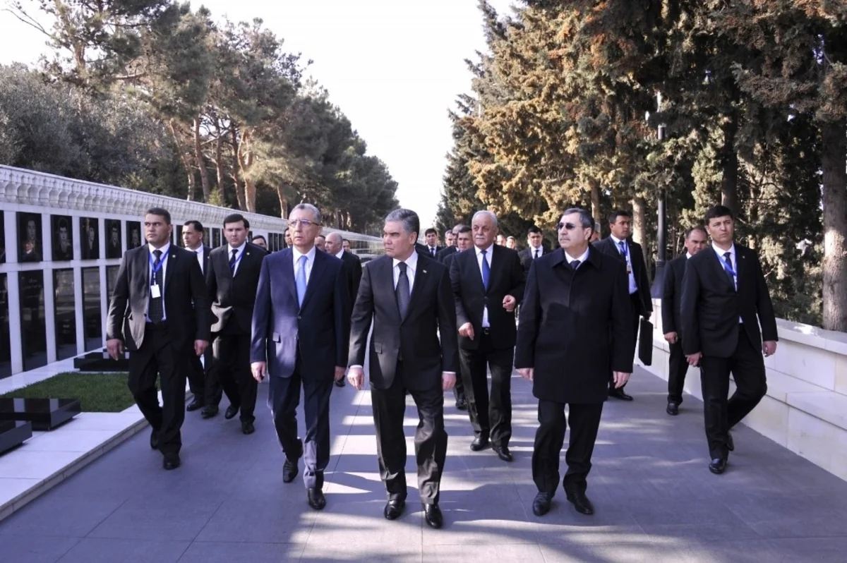 Qurbanqulu Berdiməhəmmədov Şəhidlər xiyabanını ziyarət edib