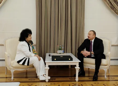 Prezident İlham Əliyev xalq artisti Zeynəb Xanlarovaya “Heydər Əliyev” ordenini təqdim edib - YENİLƏNİB