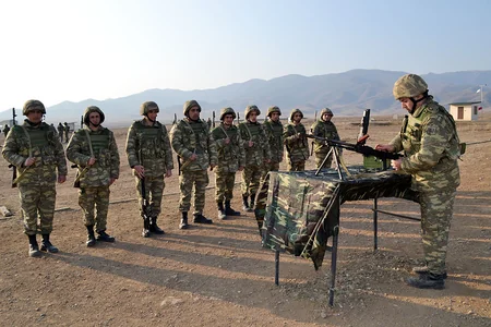 Hərbi vəzifəlilərlə çöl şəraitində praktiki məşğələlər keçirilib