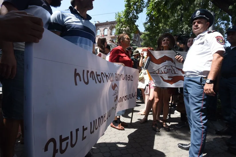 На золотоносном месторождении в Армении начались акции протеста