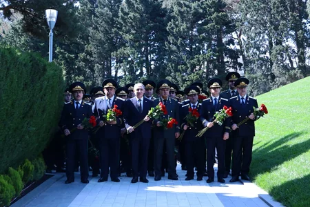 Prokurorluq əməkdaşları Fəxri xiyabanda Ulu Öndərin xatirəsini yad edib